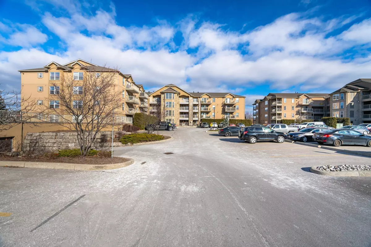 Oakville, ON L6M 4N4,1480 Bishops Gate #211