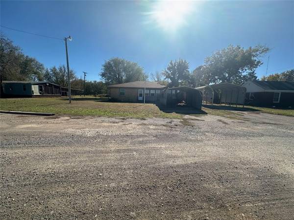 105 4th Street, Maysville, OK 73057