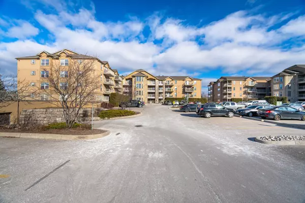 1480 Bishops Gate #211, Oakville, ON L6M 4N4