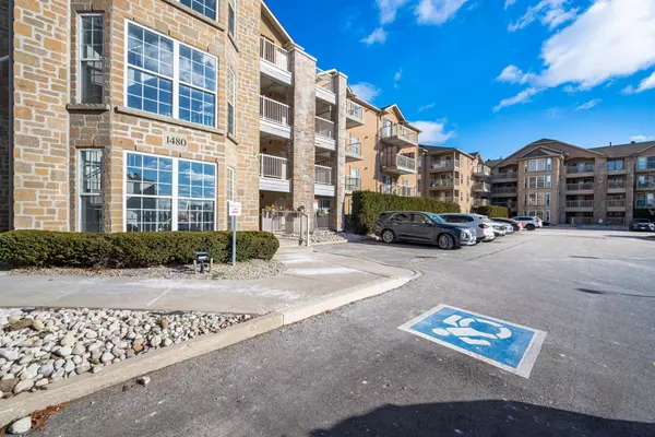 Oakville, ON L6M 4N4,1480 Bishops Gate #211