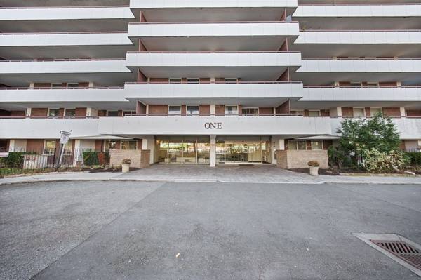 1 Royal Orchard BLVD #706, Markham, ON L3T 3C2