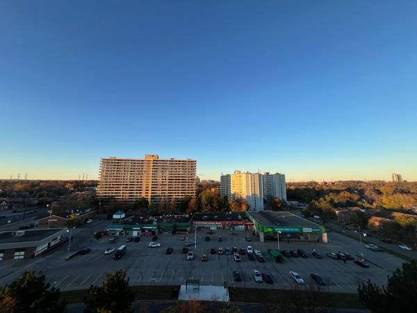 1 Royal Orchard BLVD #1006, Markham, ON L3T 3C2