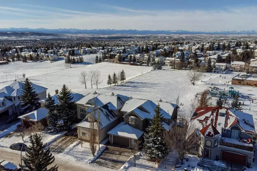 32 Hawkmount HTS NW, Calgary, AB T3G 3S5