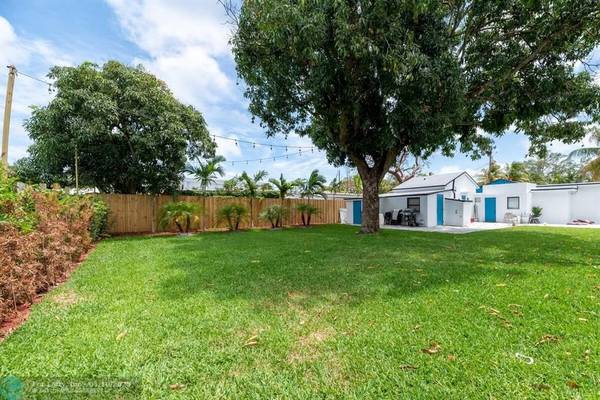 2541 NE 181st St, North Miami Beach, FL 33160