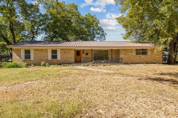 921 Evans Street, Bonham, TX 75418