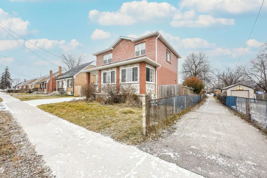 38 Walsh AVE #UPPER, Toronto W05, ON M9M 1B6