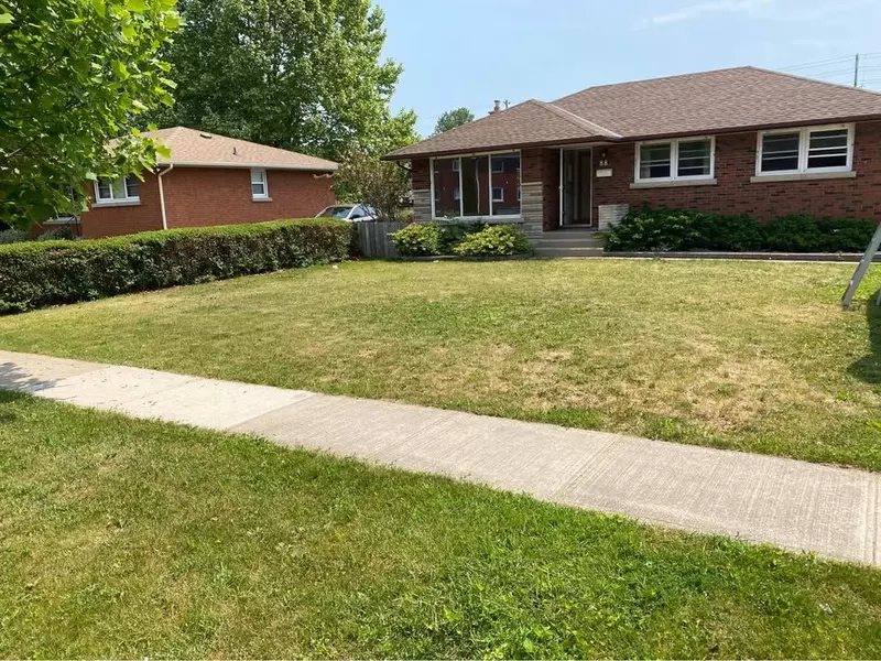 88 Parkway Pkwy, St. Catharines, ON L2M 4J3