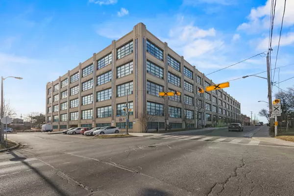 Toronto W04, ON M6B 4M4,1001 Roselawn AVE #112