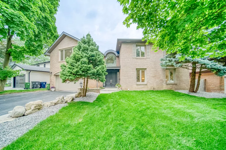 8 Elliotwood CT, Toronto C12, ON M2L 2P9