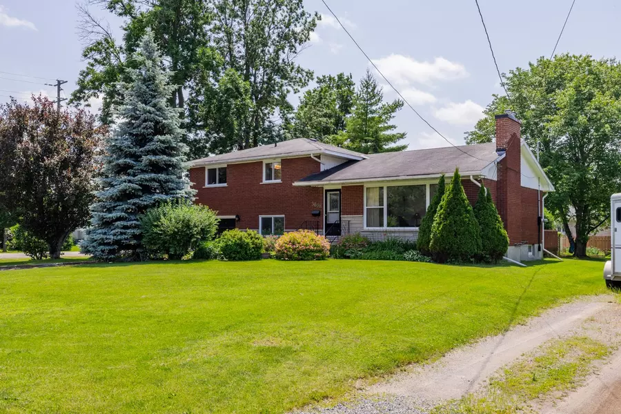 3698 McBean ST, Stittsville - Munster - Richmond, ON K0A 2Z0