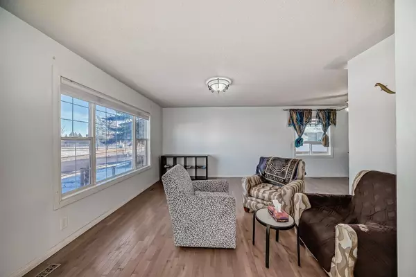 Calgary, AB T3A3Y1,5919 4 AVE NE