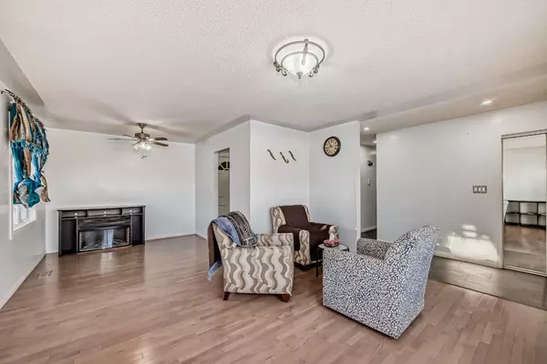 Calgary, AB T3A3Y1,5919 4 AVE NE