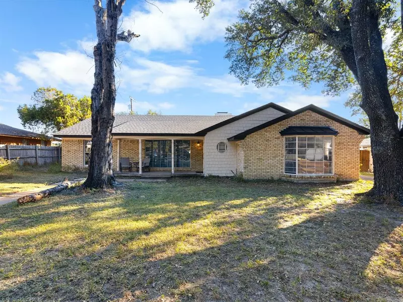 1008 Sunset Drive, Ennis, TX 75119