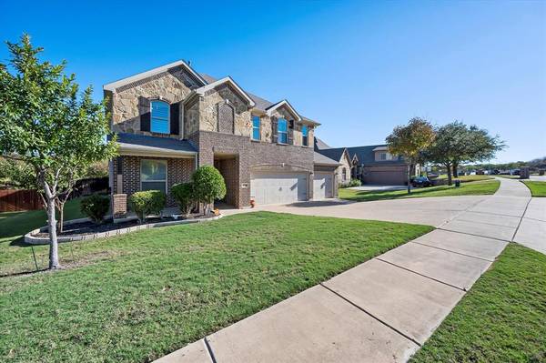 8232 Western Lakes Drive, Fort Worth, TX 76179