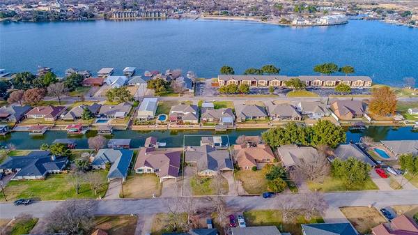 704 Tahiti Drive, Granbury, TX 76048