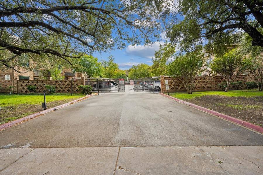 4345 Bellaire Drive S #136S, Fort Worth, TX 76109