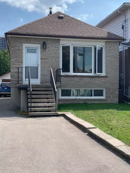 19 Dee AVE, Toronto W04, ON M9N 1S8