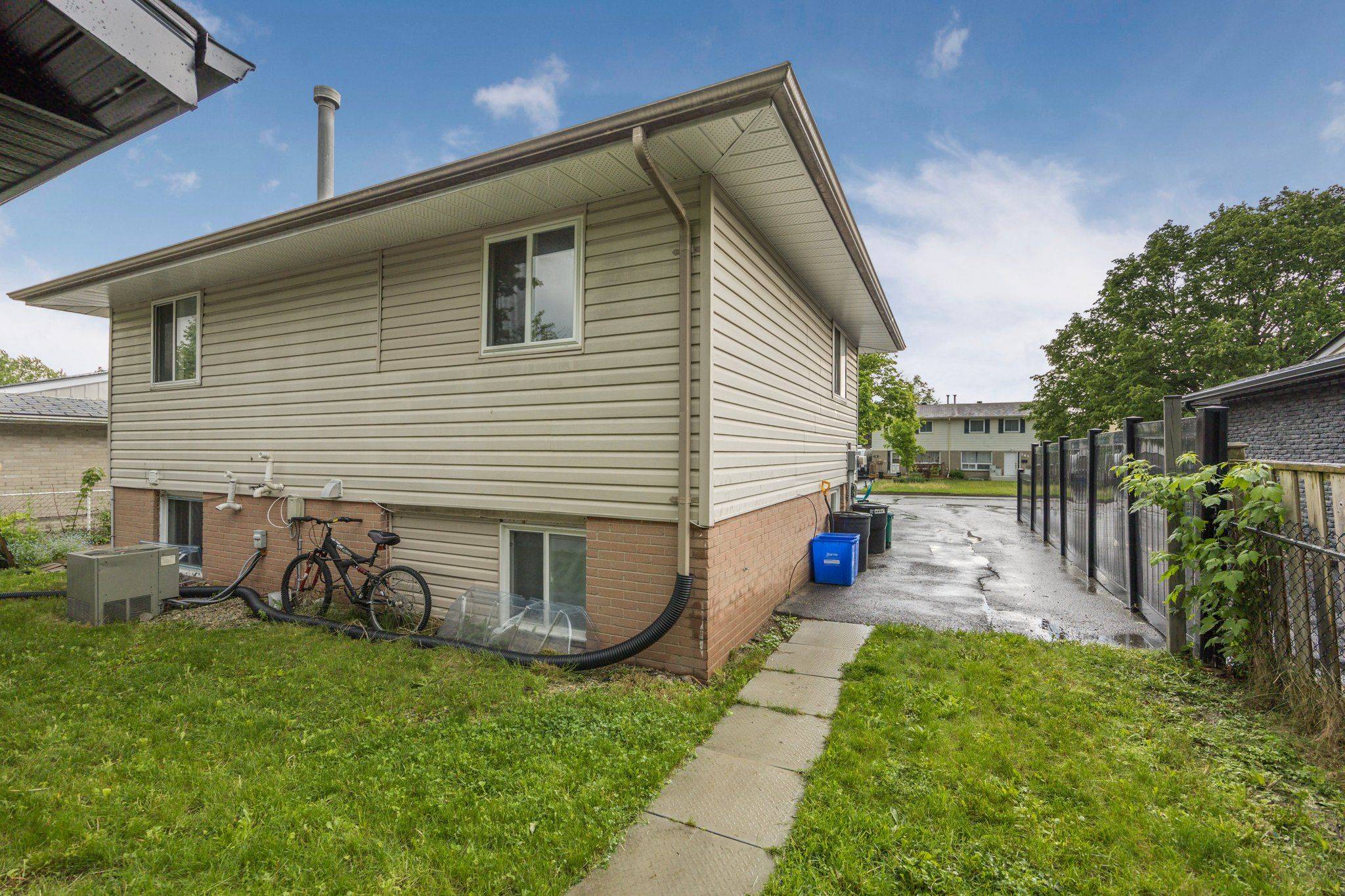 Barrie, ON L4M 2Z1,104 Daphne CRES #1, 2, 3
