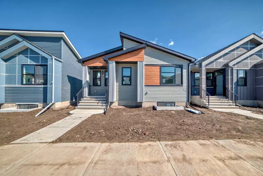 208 Lucas PL Northwest, Calgary, AB T3P 2E6