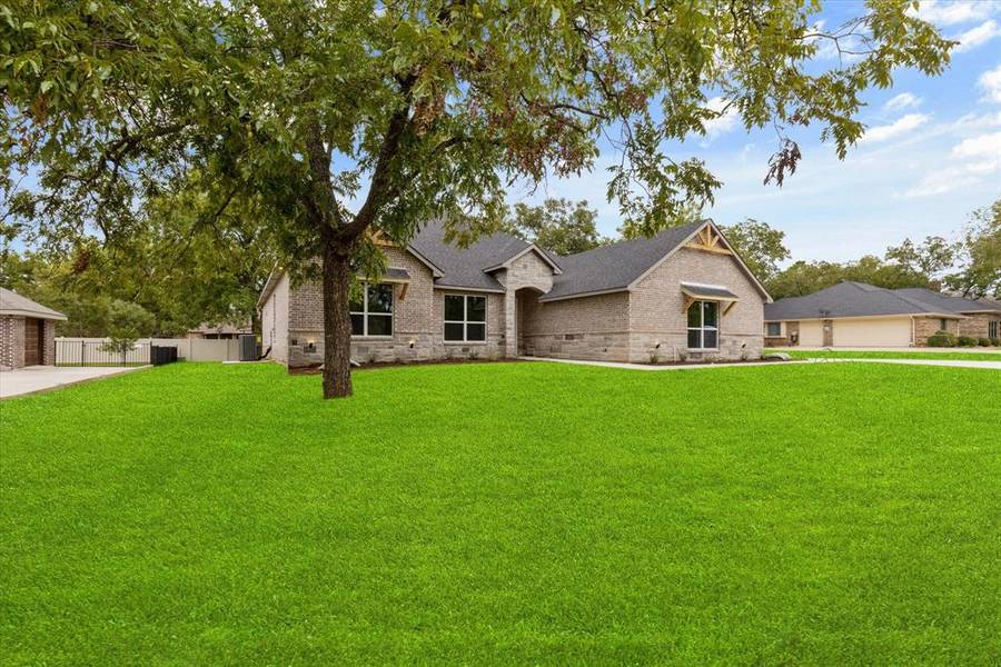 9003 Magnolia Vale Drive, Granbury, TX 76049