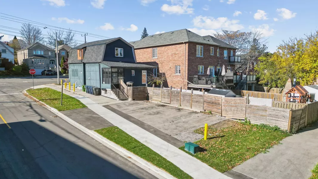 681 Scarlett RD, Toronto W09, ON M9P 2T3