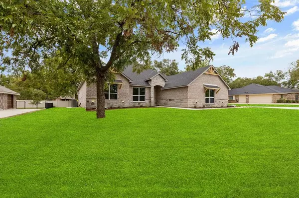 9003 Magnolia Vale Drive,  Granbury,  TX 76049