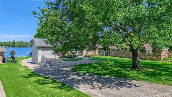 934 Kiowa Drive E, Lake Kiowa, TX 76240