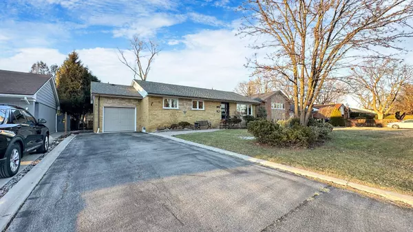 10 Suburban DR, Mississauga, ON L5N 1G5