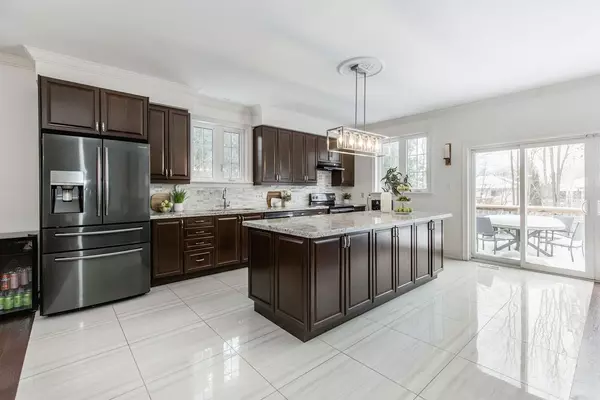 Wasaga Beach, ON L9Z 1H3,54 ROYAL BEECH DR