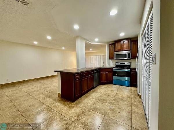 Lauderdale Lakes, FL 33309,3449 NW 44th St  #106