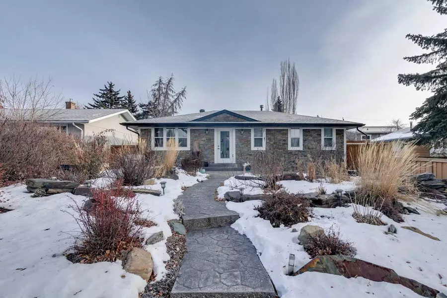 3140 46 ST Southwest, Calgary, AB T3E 3W8