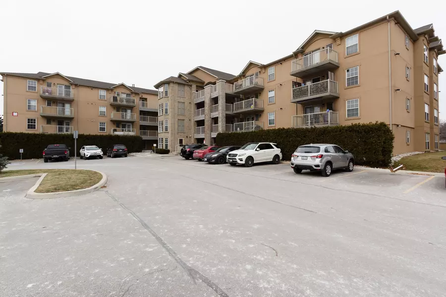 1480 Bishops Gate #207, Oakville, ON L6M 4N4