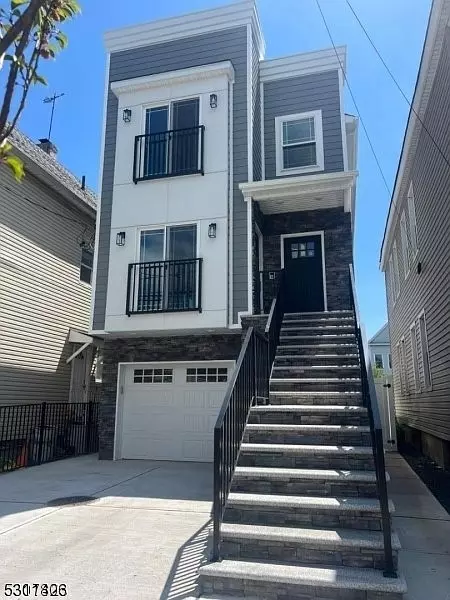 220 ERIES ST 2ND F #2, Elizabeth City, NJ 07206