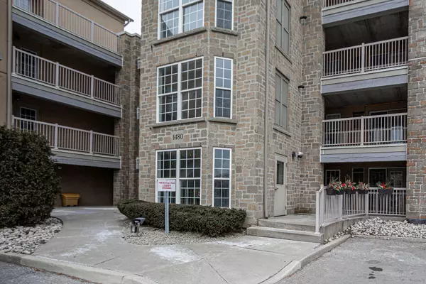 Oakville, ON L6M 4N4,1480 Bishops Gate #207