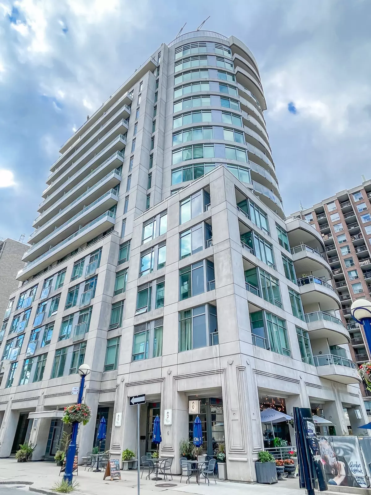 Toronto, ON M5R 1M2,8 Scollard St ST #304