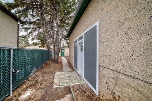 Calgary, AB T2B 0H4,3246 30A AVE SE