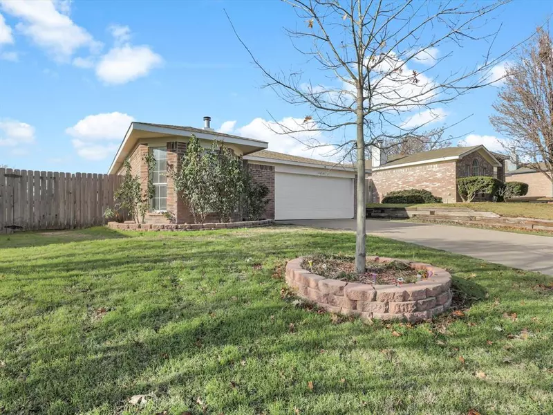 10221 Sunset View Drive, Fort Worth, TX 76108