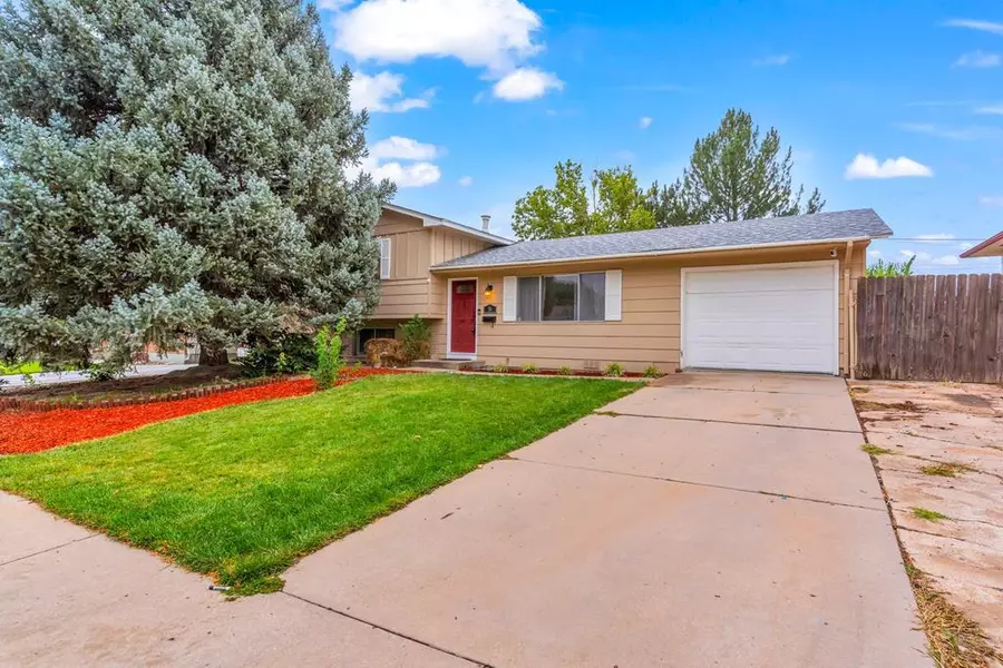 16 MacGregor Rd, Pueblo, CO 81001