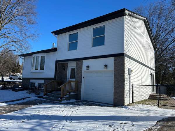 Newmarket, ON L3Y 5J9,832 Boronia CRES