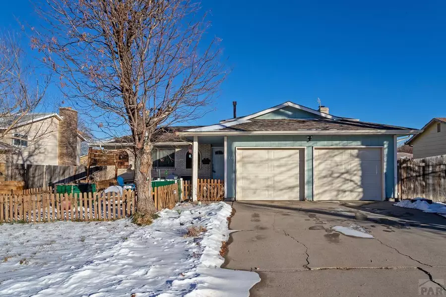 16 Crestaloma Dr, Pueblo, CO 81005