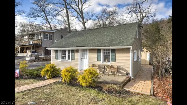 3 Crestview Rd, Hopatcong Boro, NJ 07821