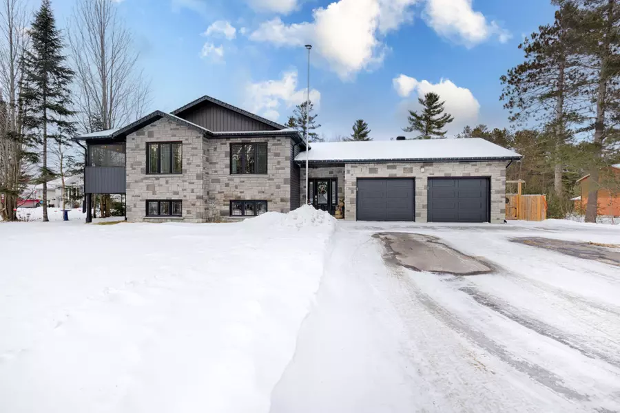 296 Black Bay RD, Petawawa, ON K8H 2W8