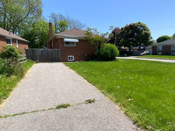 Toronto E04, ON M1R 3M3,2 Kellyvale RD #Bsmt