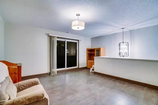 Calgary, AB T3J4E7,7615 42 ST NE