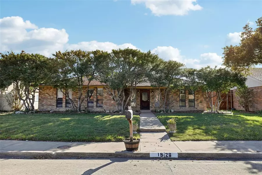 1926 Middle Glen Drive, Carrollton, TX 75007