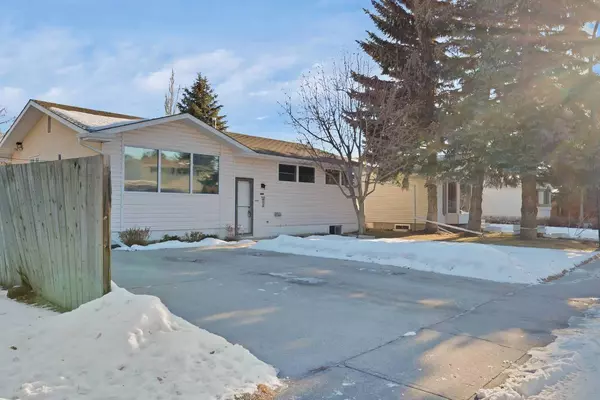 Calgary, AB T3E 5W7,2922 Lathom CRES SW