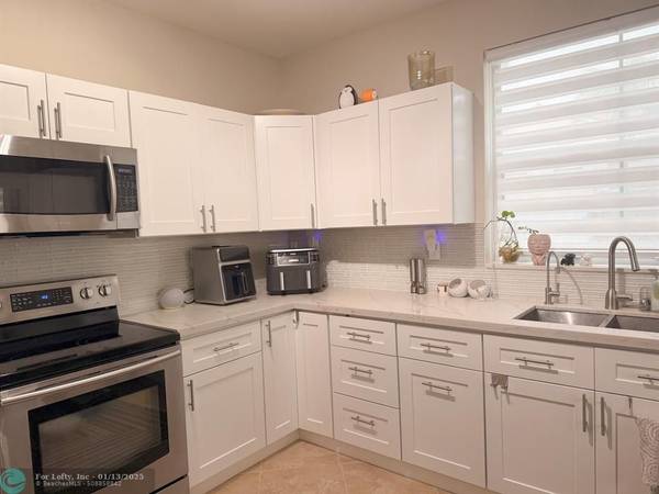 Hollywood, FL 33019,1135 Doveplum St  #1135