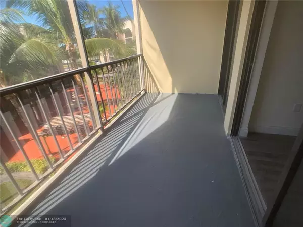 North Miami Beach, FL 33179,19455 NE 10 Ave  #3-202