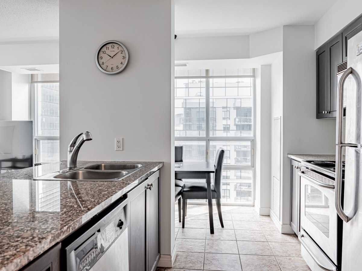 Toronto C01, ON M5J 3A4,30 Grand Trunk CRES #3906