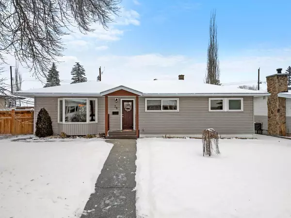 78 Gainsborough DR Southwest, Calgary, AB T3E 4K2